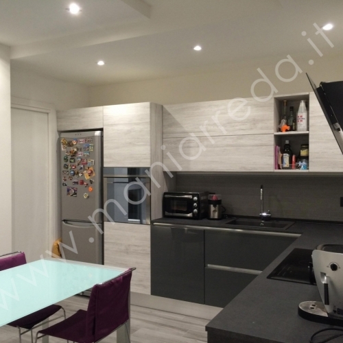 Arredo cucina grigio lucido